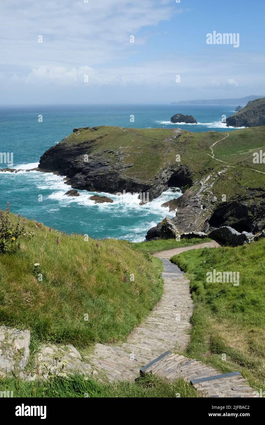 Tintagel, ein Dorf an der North Cornwall Coast. Der Weg zum Schloss. Stockfoto