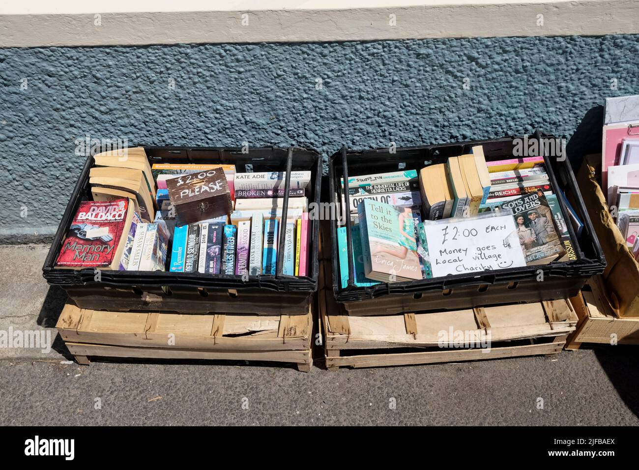 Taschenbücher, die im Dorfladen am coverack Harbour für wohltätige Zwecke verkauft werden. Coverack ist ein Fischerdorf auf der Halbinsel Lizard. Stockfoto