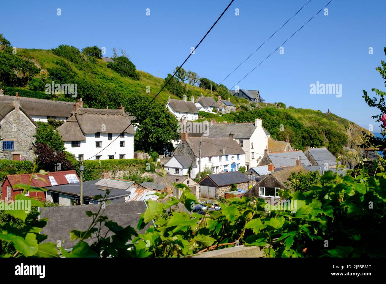 Cottages of Cadgwith Cove vom Fußweg in die Vilage gesehen. Lizard penisula cornwall Großbritannien Stockfoto