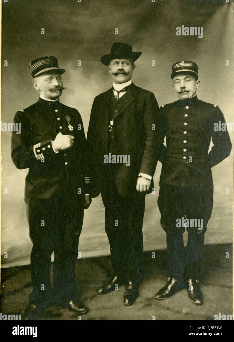 Gruppenportrait des Oberstleutnants Olof Kullberg mit französischen Offizieren als Stipendiat nach Frankreich 1907-1908. Stockfoto