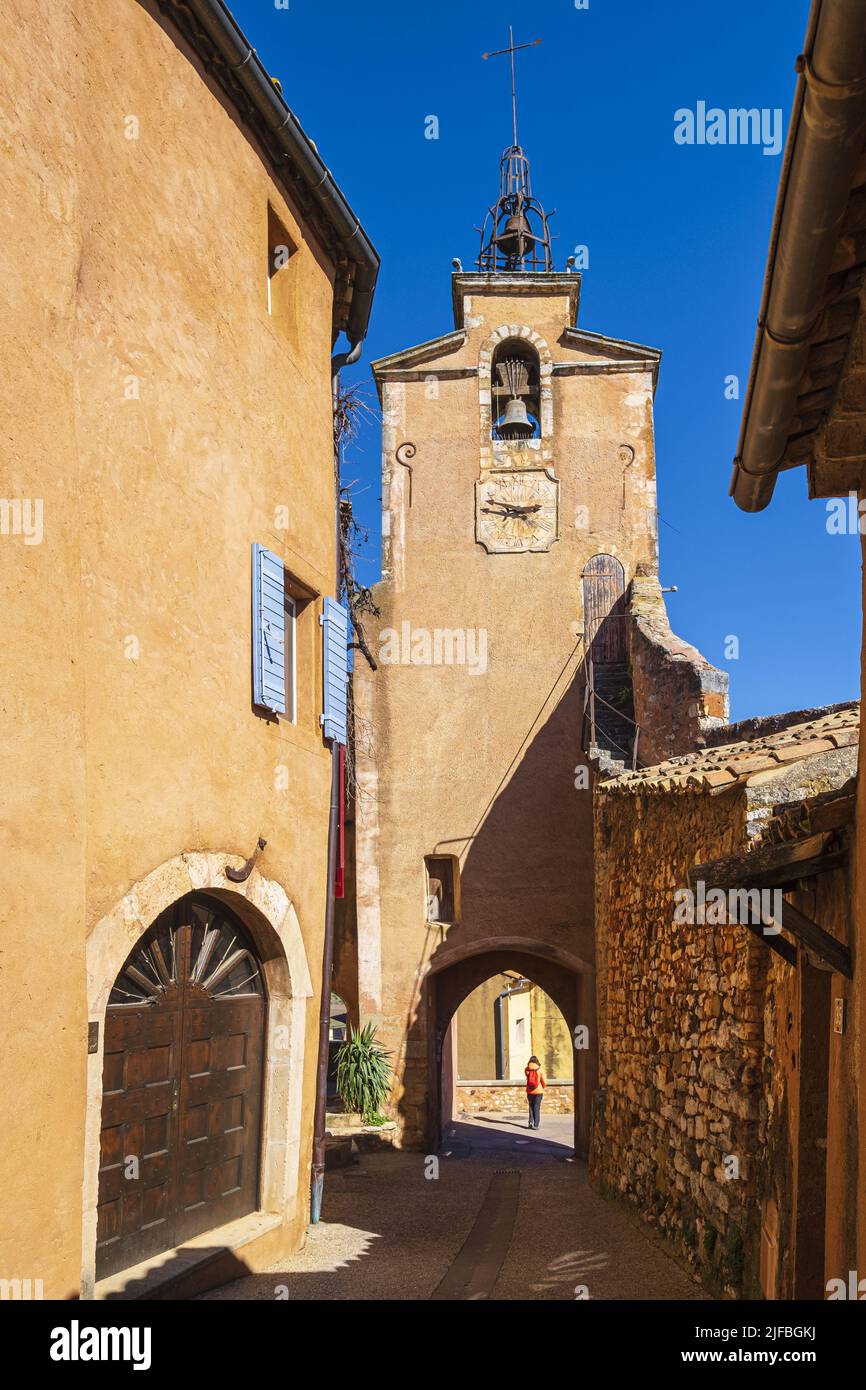 Frankreich, Vaucluse, Luberon regionaler Naturpark, Roussillon, beschriftet Les Plus Beaux Villages de France (die schönsten Dörfer Frankreichs), der Glockenturm Stockfoto