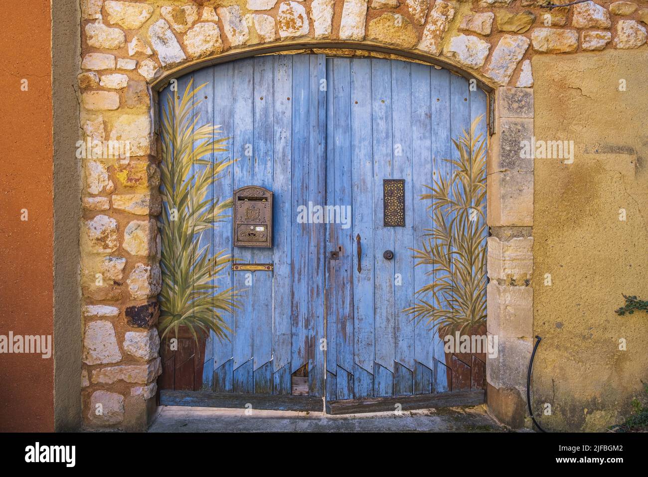 Frankreich, Vaucluse, regionaler Naturpark Luberon, Roussillon, beschriftet Les Plus Beaux Villages de France (die schönsten Dörfer Frankreichs), verzierte Tür Stockfoto