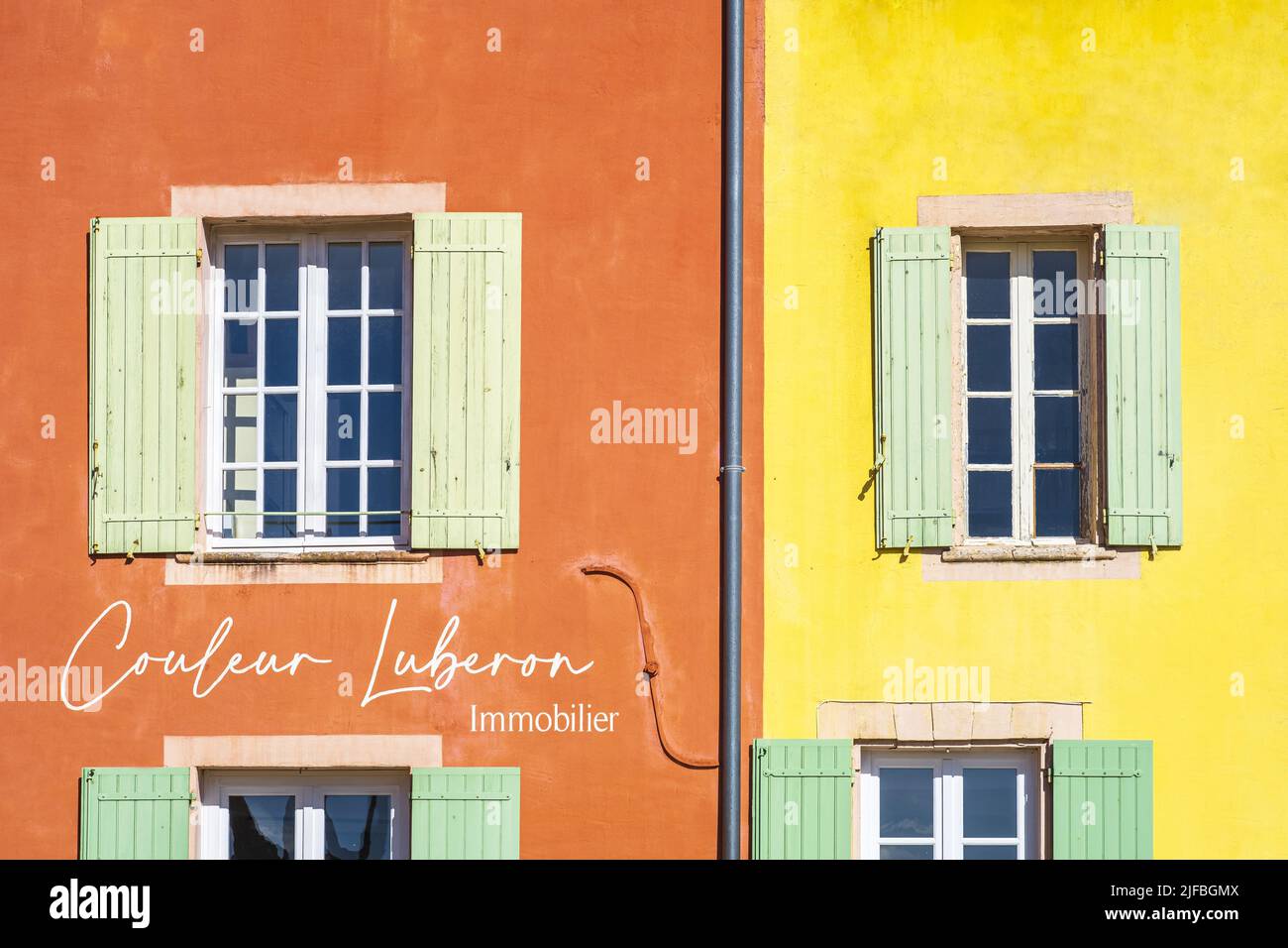 Frankreich, Vaucluse, regionaler Naturpark Luberon, Roussillon, beschriftet Les Plus Beaux Villages de France (die schönsten Dörfer Frankreichs), farbige Fassaden Stockfoto