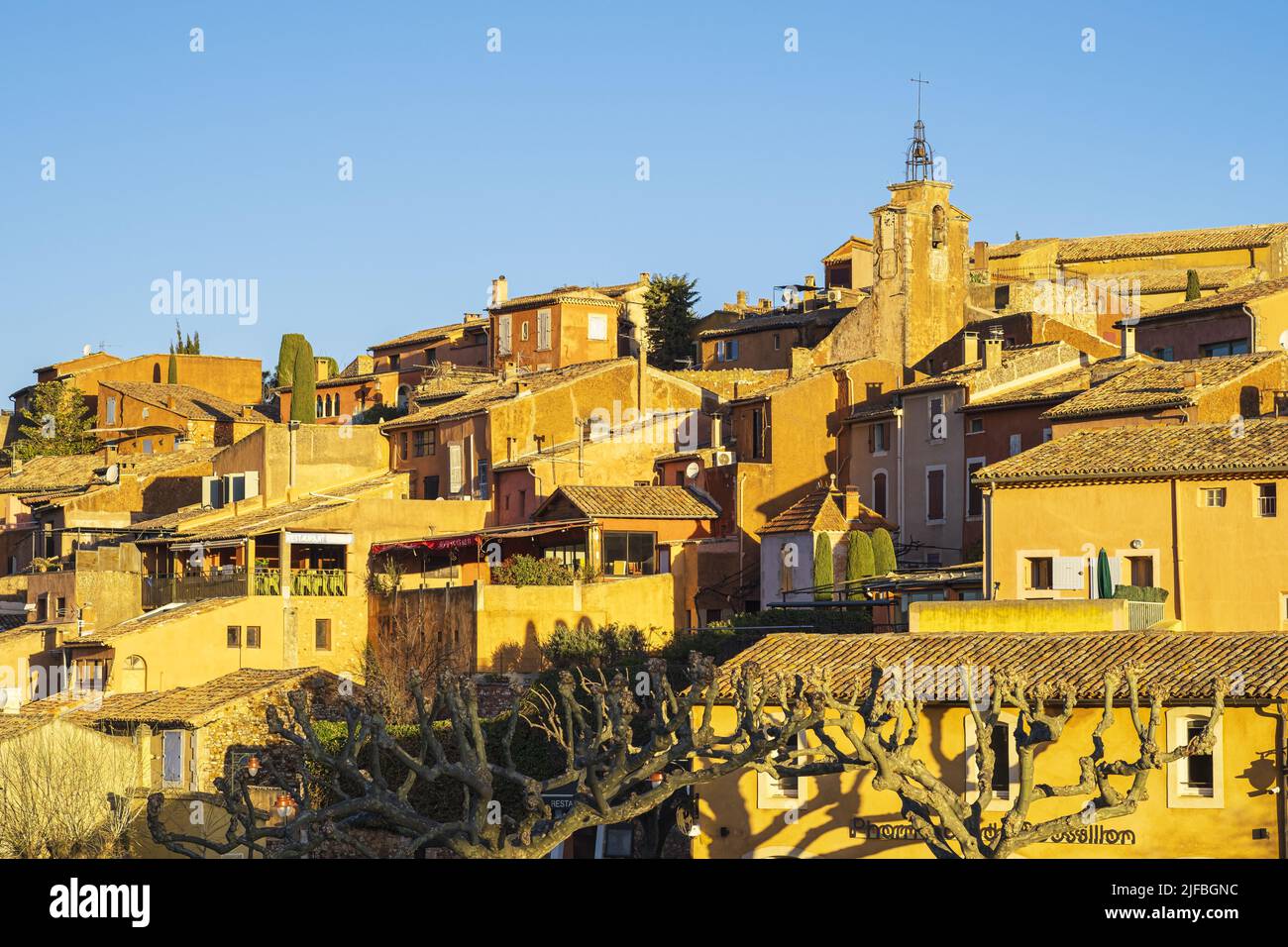 Frankreich, Vaucluse, regionaler Naturpark Luberon, Roussillon, gekennzeichnet mit Les Plus Beaux Villages de France (die schönsten Dörfer Frankreichs) Stockfoto