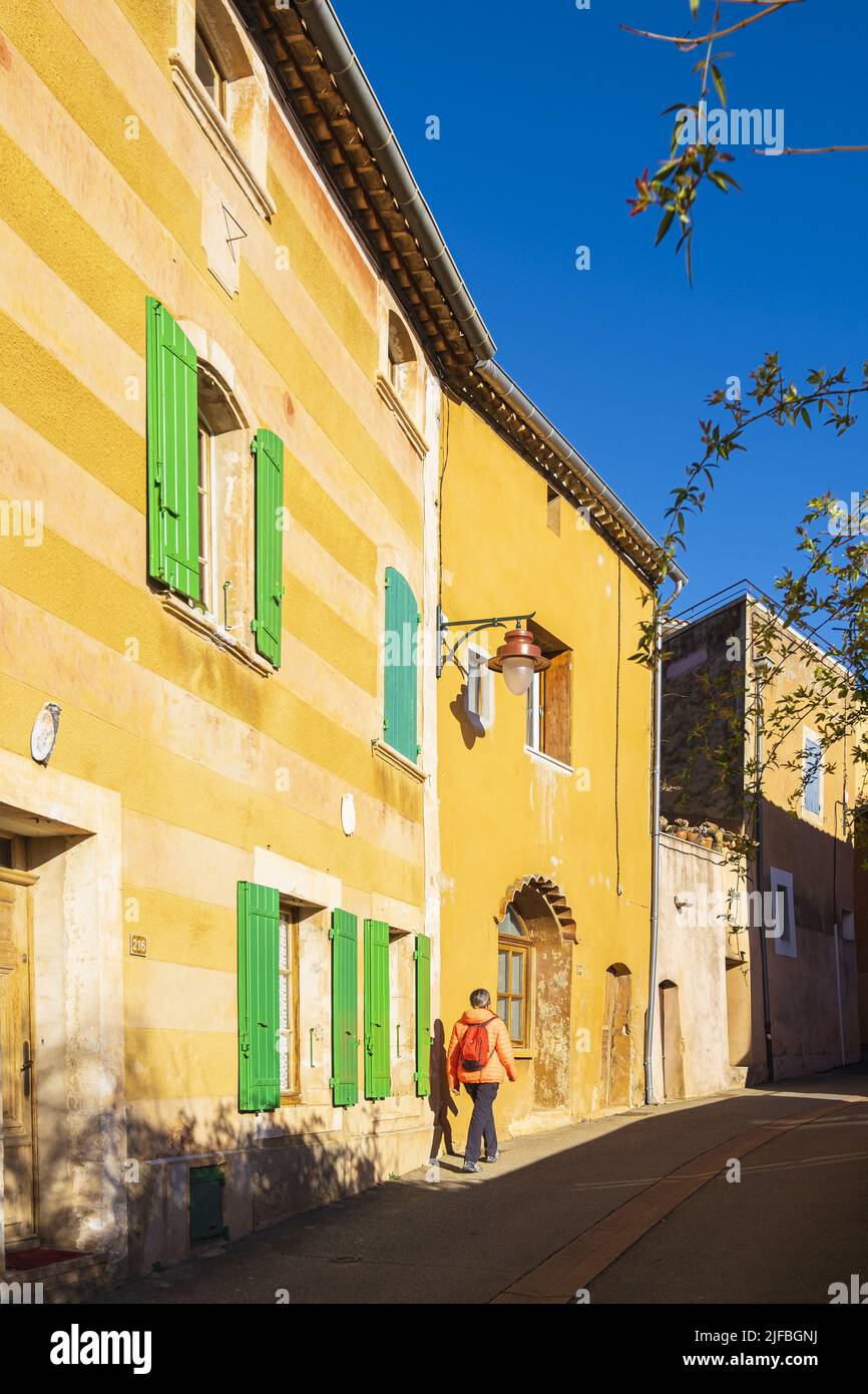 Frankreich, Vaucluse, regionaler Naturpark Luberon, Roussillon, beschriftet Les Plus Beaux Villages de France (die schönsten Dörfer Frankreichs), farbige Fassaden Stockfoto