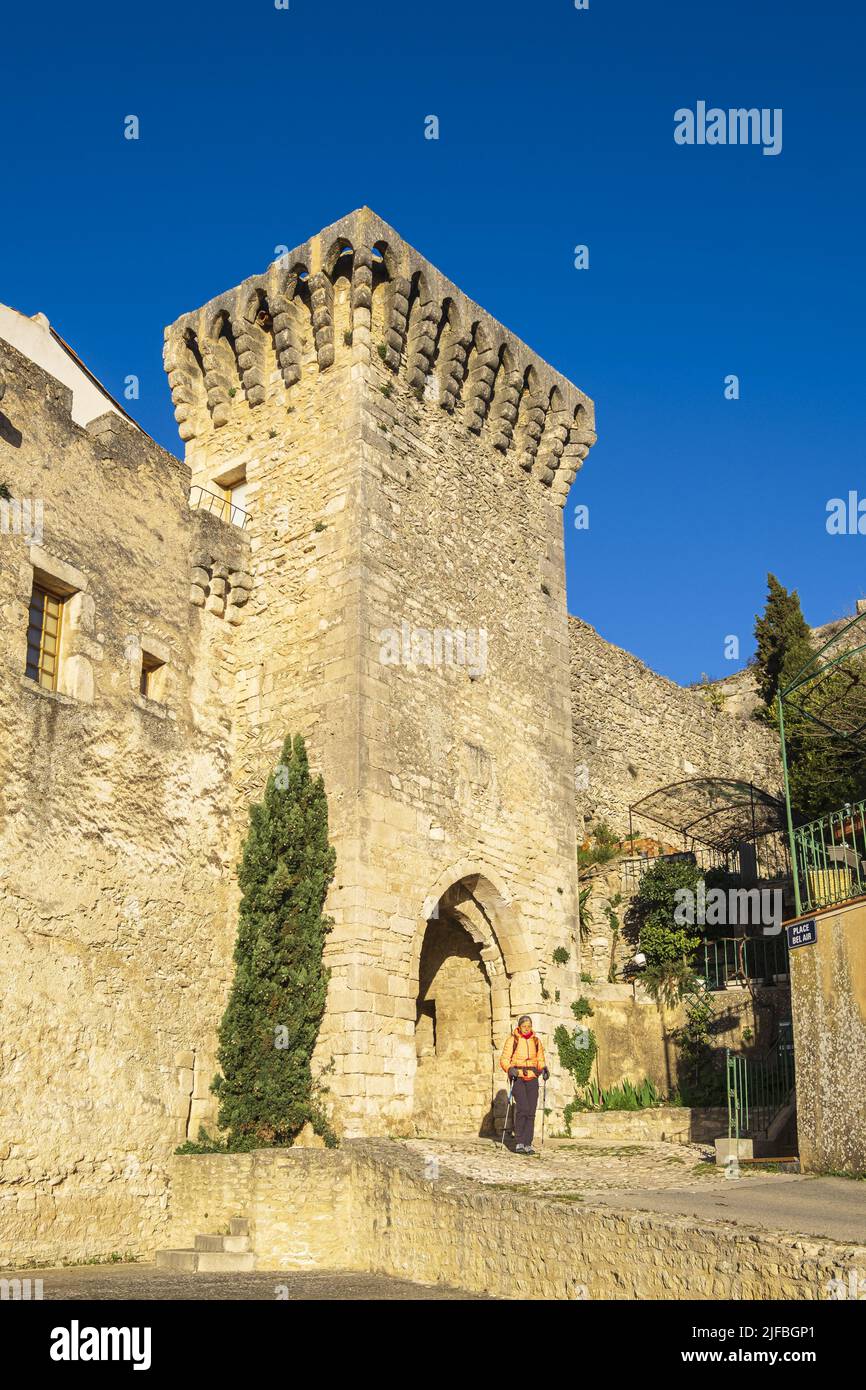 Frankreich, Vaucluse, regionaler Naturpark Luberon, Wanderung von Saint-Saturnin-les-Apt, Ayguier-Tor der befestigten Mauer aus dem 15.. Jahrhundert Stockfoto