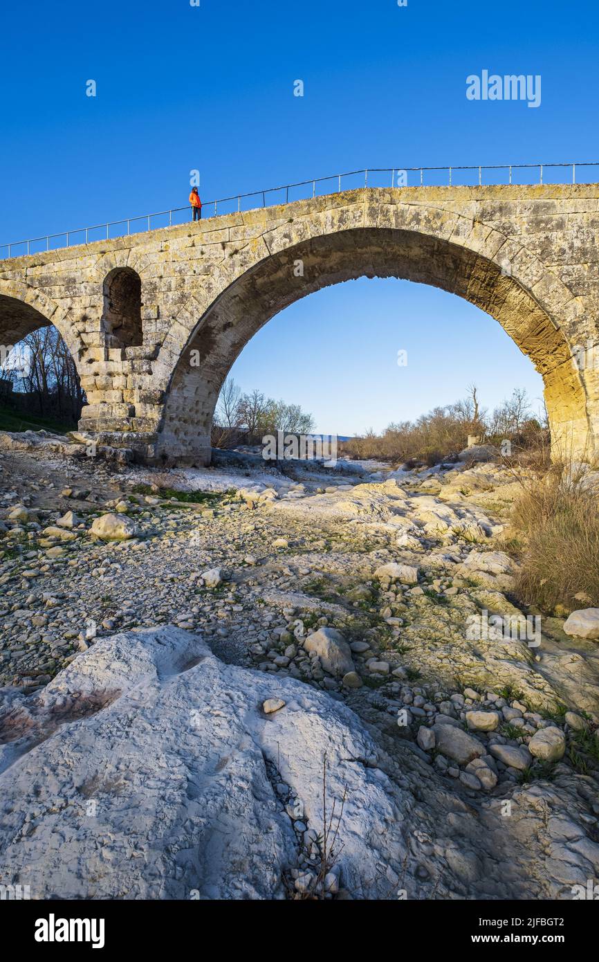 Frankreich, Vaucluse, regionaler Naturpark Luberon, Apt und Bonnieux, Pont Julien (Julianische Brücke) ist eine römische Steinbogenbrücke über den Fluss Calavon aus dem Jahr 3 v. Chr. Stockfoto