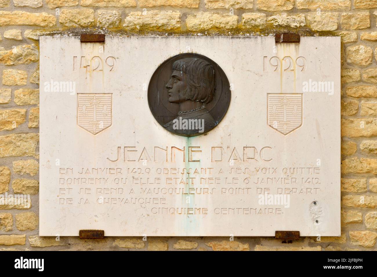 Frankreich, Vogesen, Domremy la Pucelle, Geburtsort von Jeanne d'Arc, Gedenktafel an der Kirche Saint-Rémy Stockfoto