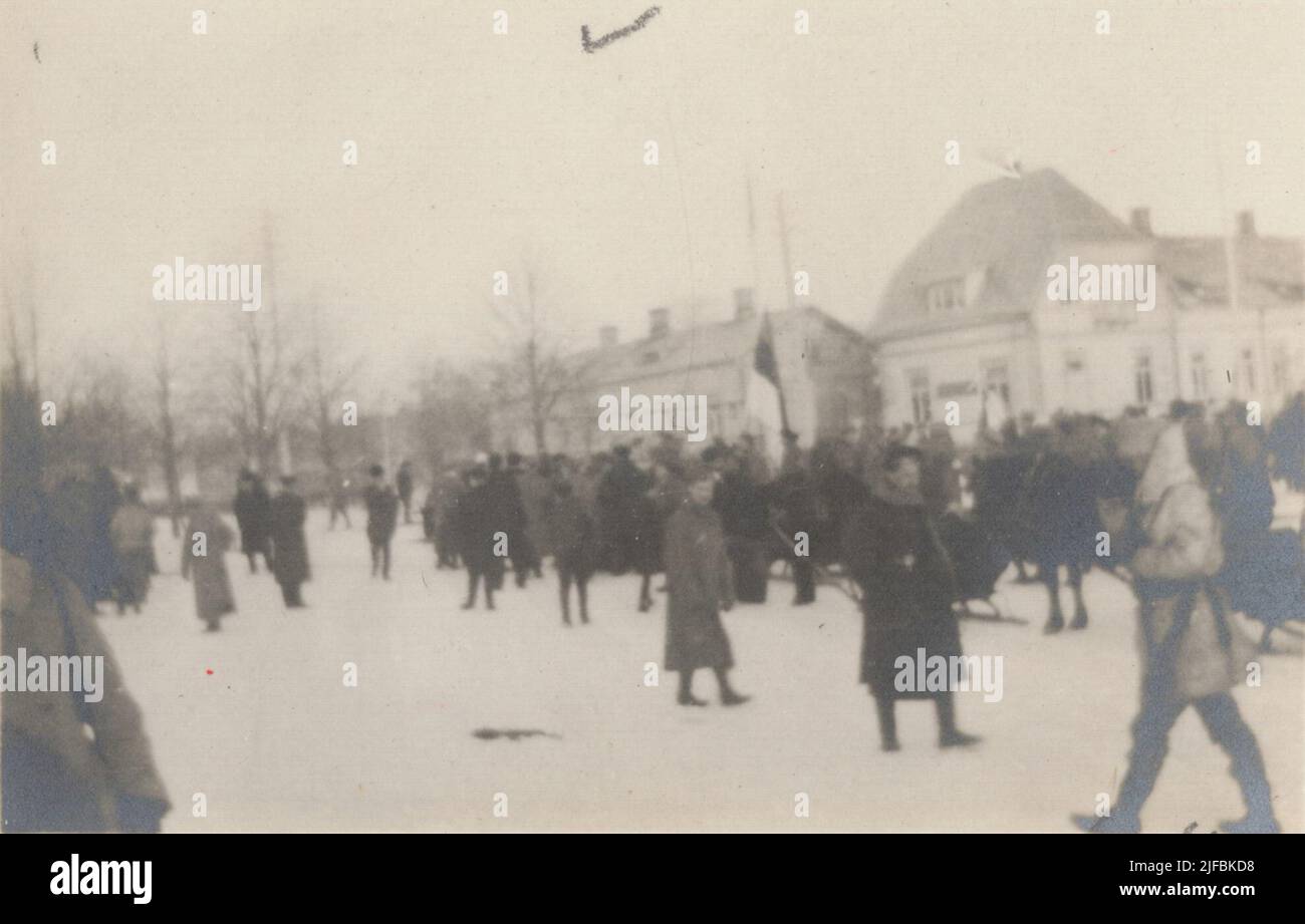 Sammlung von Soldaten, Estlands Flagge in der Mitte. Das Bild ist in