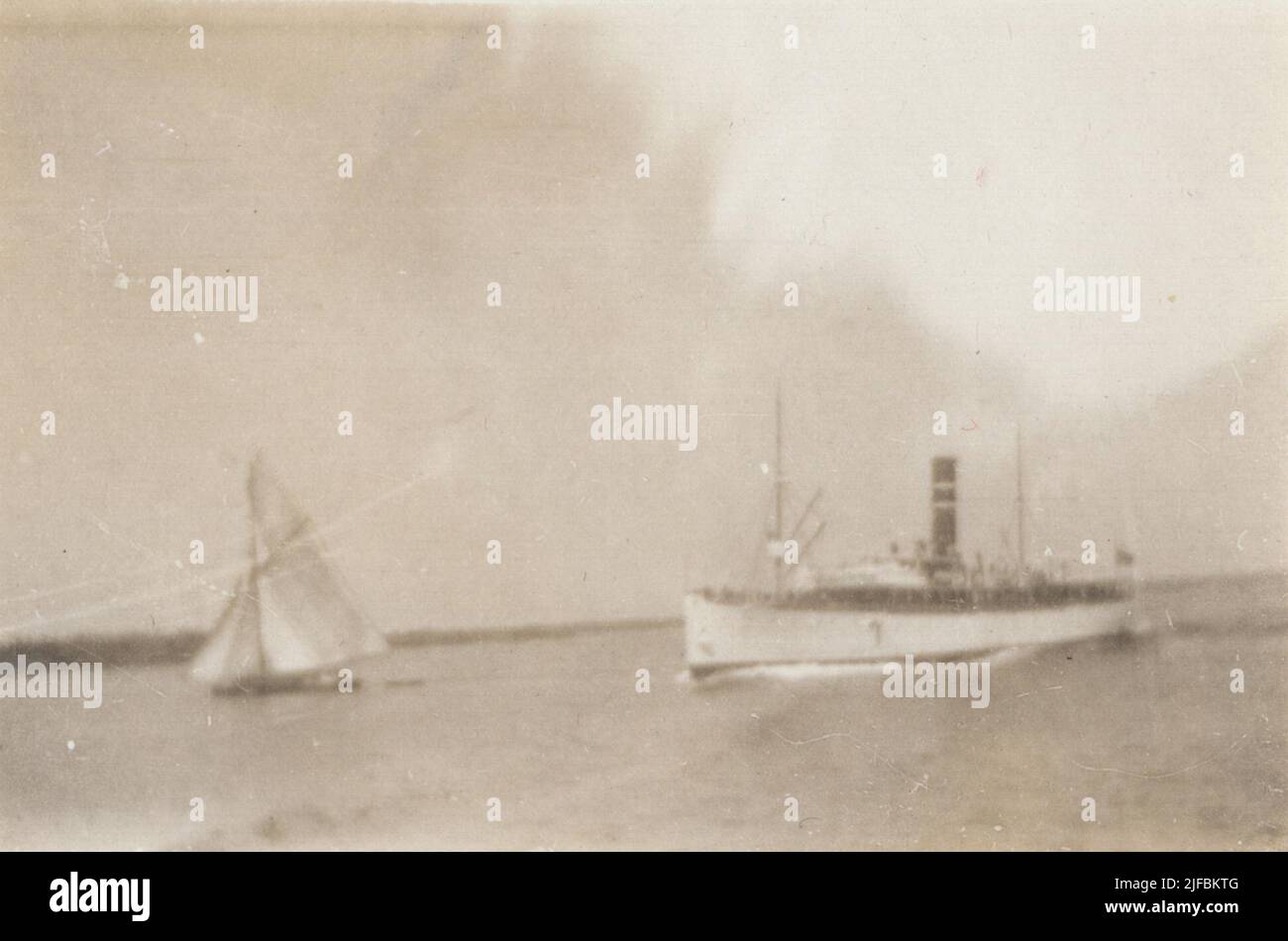 Schiff S/S Oihonna und ein Segelboot. Schiff S/S Oihonna und ein Segelboot. Das Bild ist in Fotoalben mit Bildern von der schwedischen Åland-Expedition im Jahr 1918 enthalten. Die Fotografien sind Teil des persönlichen Archivs von Ivar Holmquist, das im Archiv des Armeemuseums aufbewahrt wird. Holmquist (geb. 1879 d. 1954.) war Generalleutnant, Armeechef und Mitglied der Akademie der Kriegswissenschaften. Er war auch Experte bei den Verhandlungen in der Åland-Frage im Rat der Assoziation der Nationen. Stockfoto