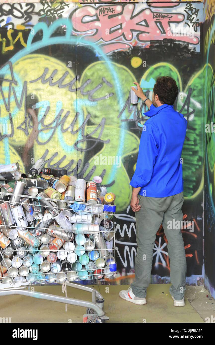 France, Nord, Roubaix, RémyCo Workshops, die Straßenkünstler zusammenbringen, die seit 2019 in einer ehemaligen Bekleidungsfabrik, dem Künstler Nicolas Valynseele vor seinen Werken, installiert wurden Stockfoto