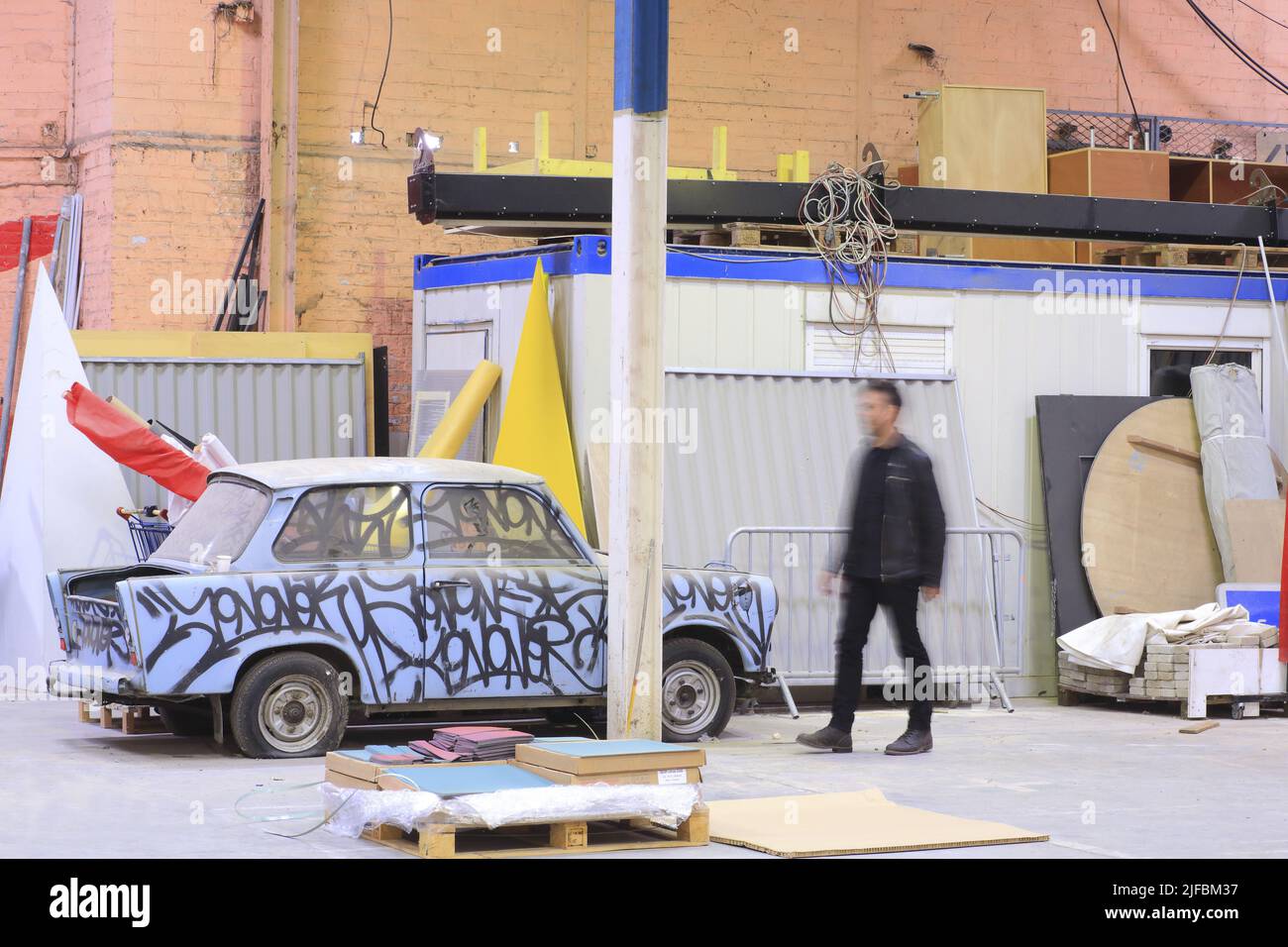 Frankreich, Nord, Roubaix, Pile District, Condition Publique (Kulturort) das Trabant Car wurde in einem ehemaligen Lagerhaus (1902) installiert, das von Albert Bouvy gebaut und 2003 von Patrick Bouchain saniert wurde und vom Graffiti-Künstler und Straßenkünstler American JonOne getaggt wurde Stockfoto