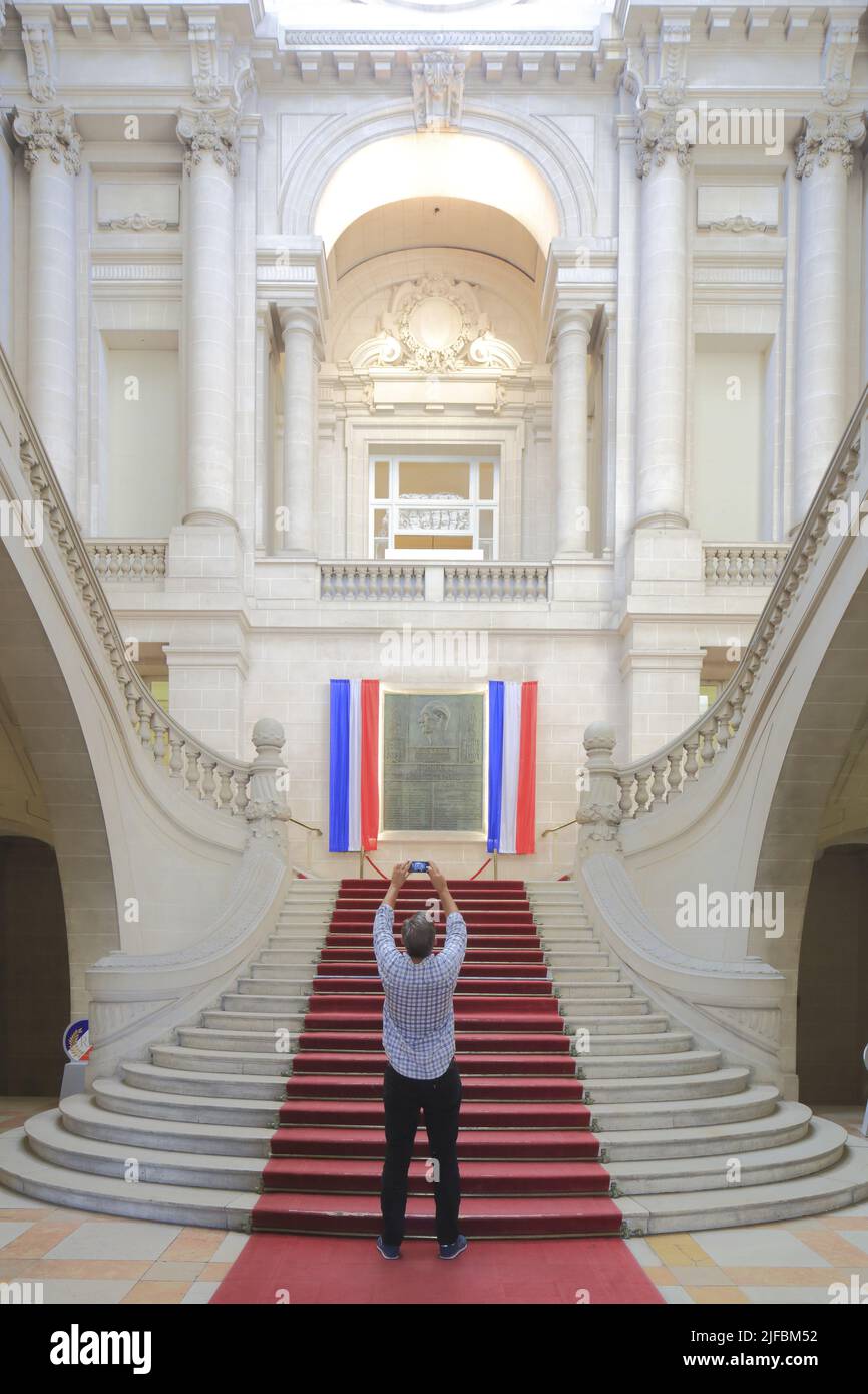 Frankreich, Nord, Roubaix, Grand-Place, Hôtel de Ville erbaut zwischen 1907 und 1911 von den Architekten Ernest Thibeau und Victor Laloux, monumentale Treppe mit doppelter Revolution Stockfoto