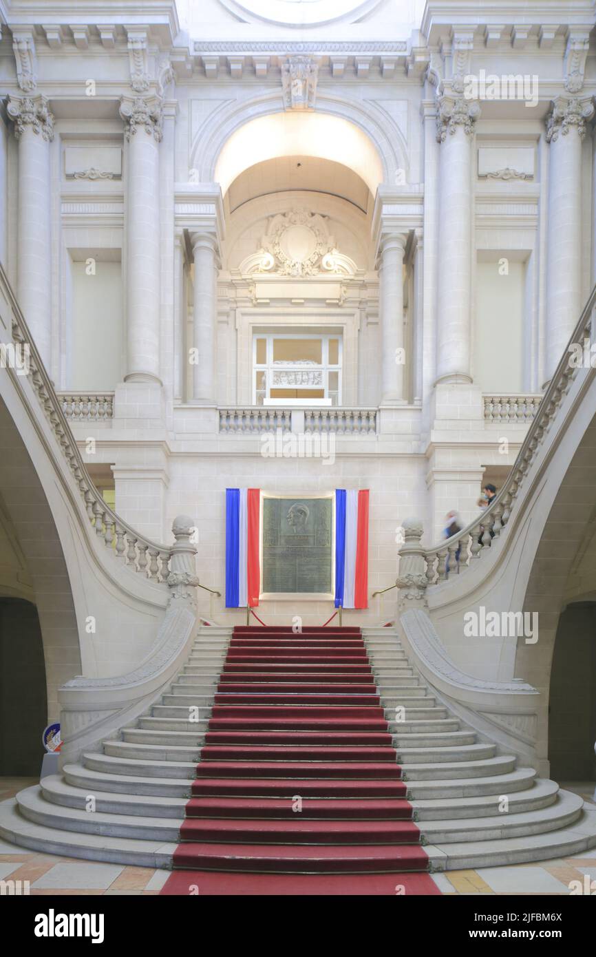 Frankreich, Nord, Roubaix, Grand-Place, Hôtel de Ville erbaut zwischen 1907 und 1911 von den Architekten Ernest Thibeau und Victor Laloux, monumentale Treppe mit doppelter Revolution Stockfoto