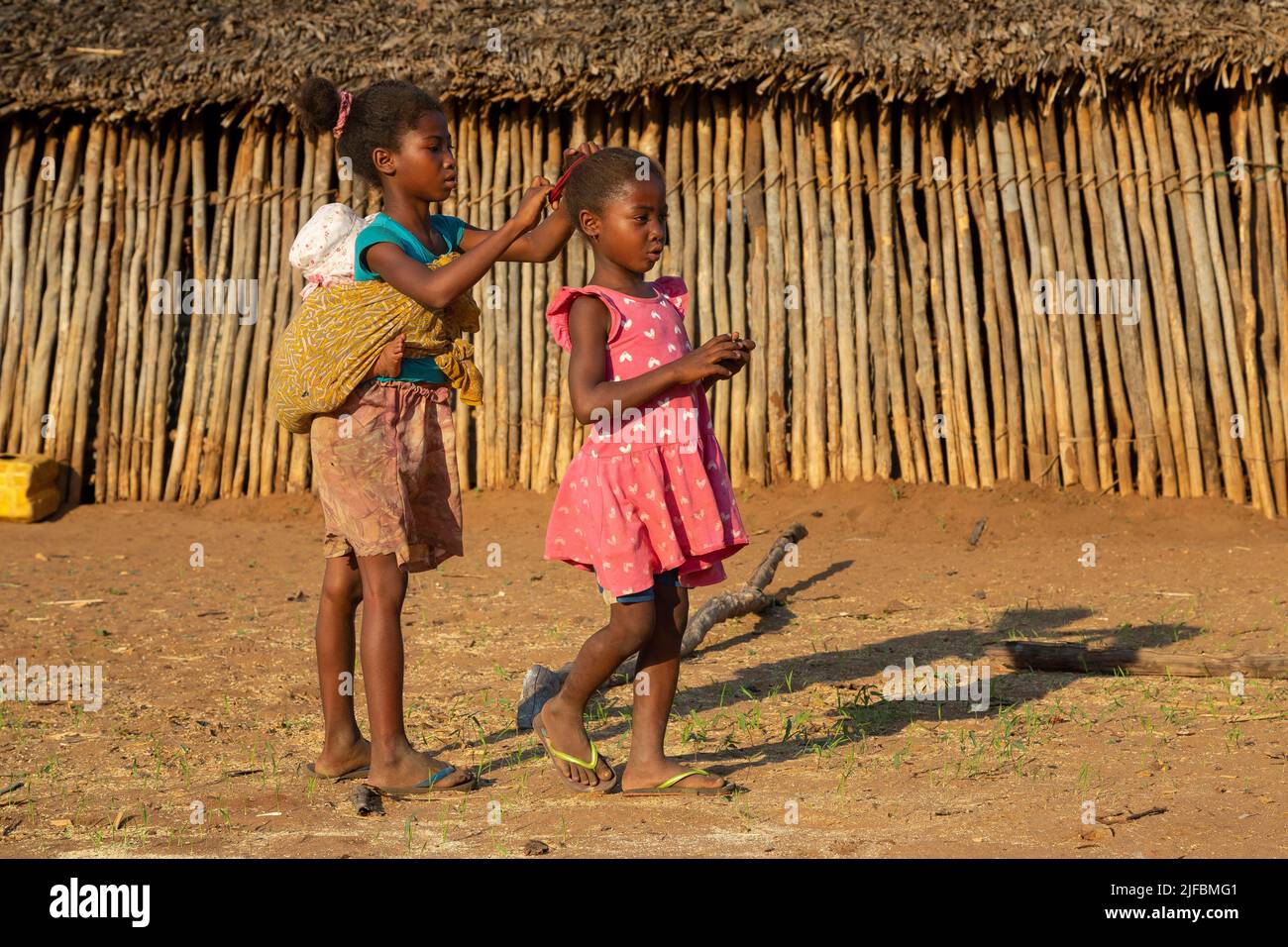 Madagaskar, région de Menabe, Massiv du Bemaraha, le fleuve Tsiribihina, enfant dans un Village / Madagaskar, Menabe Region, Bemaraha Massiv, der Tsiribihina Fluss, Kind in einem Dorf Stockfoto