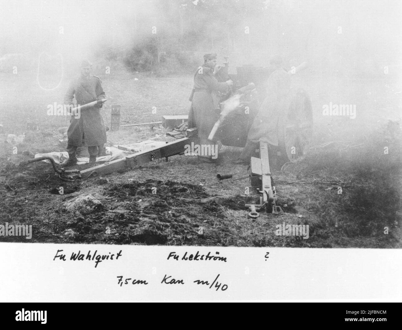Nach dem Schuss. Schiebeübung mit 7,5-cm-Kanone m/1940 bei Gotlands Artillerieregiment A 7. Im Bild Fänrik Wahlqvist, Furir Lekström und unbekannt. Nach dem Schuss. Schiebeübung mit 7,5-cm-Kanone m/1940 bei Gotlands Artillerieregiment A 7. Im Bild Fänrik Wahlqvist, Furir Lekström und unbekannt. Reprooto, Original gehört zum ehemaligen Bonde Museum Visby aus dem Jahr 7. Stockfoto