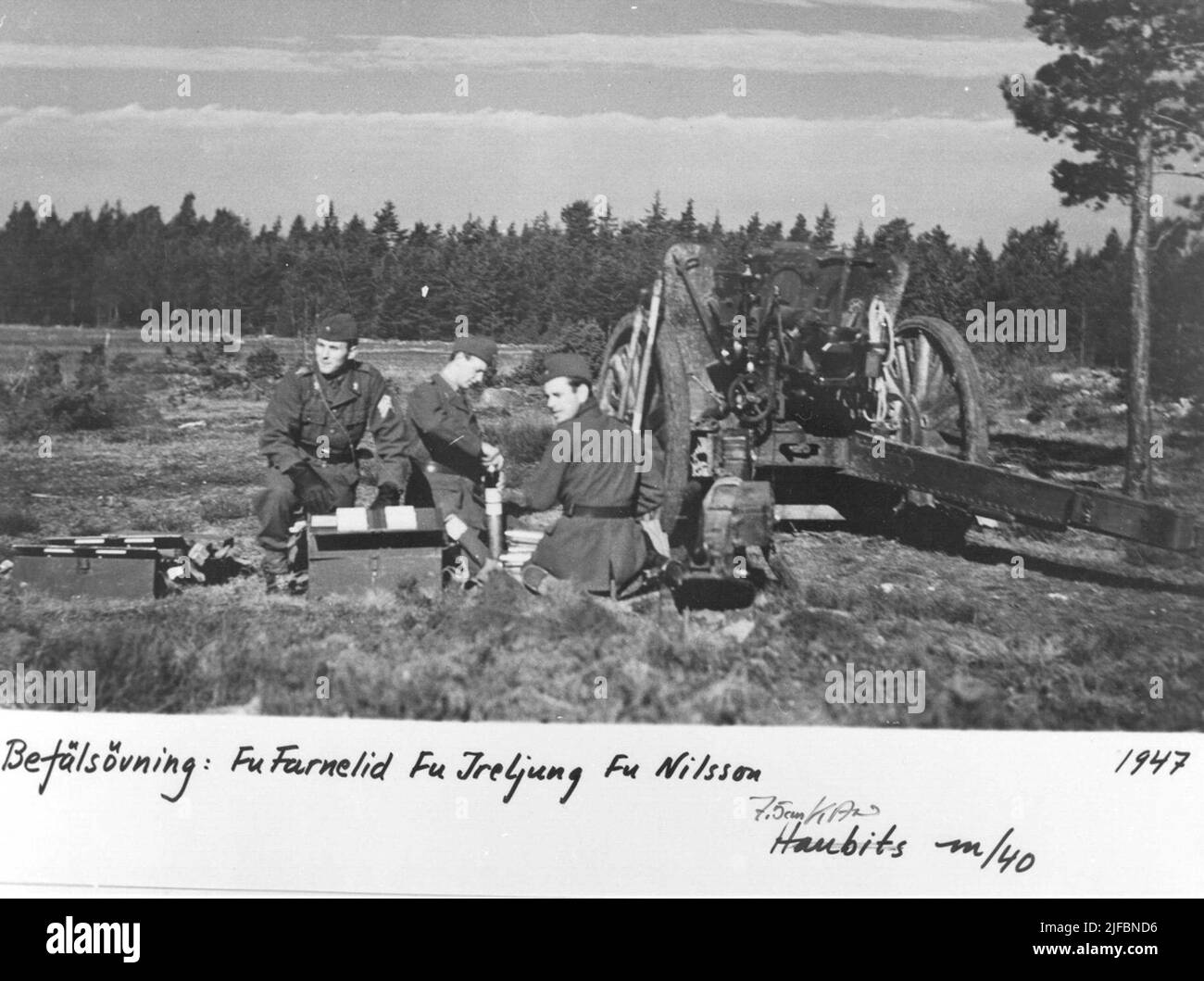 Kommandoübung bei Gotlands Artillerieregiment A 7. Der Furir Farnelid, Ireljung und Nilsson üben mit 7,5 cm Kanone m/1940. Kommandoübung bei Gotlands Artillerieregiment A 7. Der Furir Farnelid, Ireljung und Nilsson üben mit 7,5 cm Kanone m/1940. Reprooto, Original gehört zum ehemaligen Bonde Museum Visby aus dem Jahr 7. Stockfoto