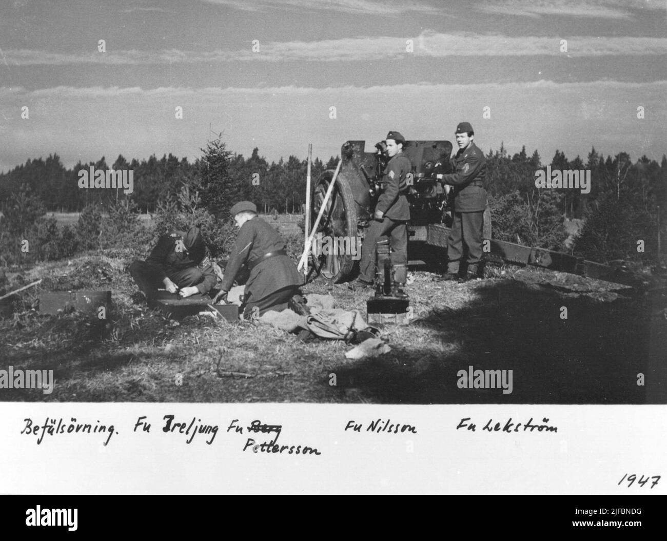 Kommandoübung im Artillerieregiment A 7 von Gotland. Die Furirers Irrung; Pettersson, Lekström und Nilsson üben mit 7,5 cm Kanone m/1940. Kommandoübung im Artillerieregiment A 7 von Gotland. Die Furirers Irrung; Pettersson, Lekström und Nilsson üben mit 7,5 cm Kanone m/1940. Reprooto, Original gehört zum ehemaligen Bonde Museum Visby aus dem Jahr 7. Stockfoto