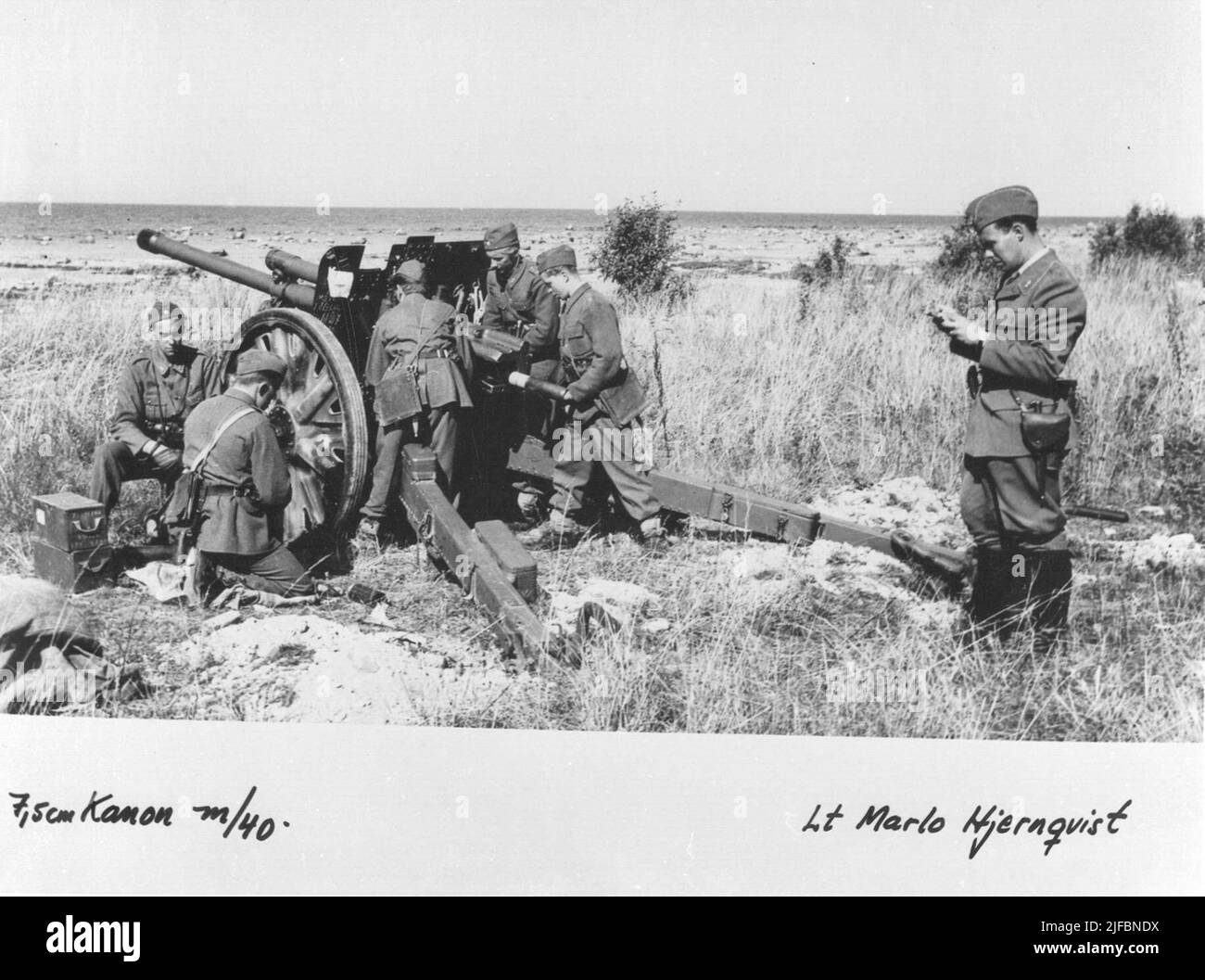 Gotlands Artillerieregiment A 7 hat eine Schießübung an der Küste mit 7,5 cm Kanone m/1940. Im Bild Leutnant Marlo Hjernqvist. Gotlands Artillerieregiment A 7 hat eine Schießübung an der Küste mit 7,5 cm Kanone m/1940. Im Bild Leutnant Marlo Hjernqvist. Reprooto, Original gehört zum ehemaligen Bonde Museum Visby aus dem Jahr 7. Stockfoto