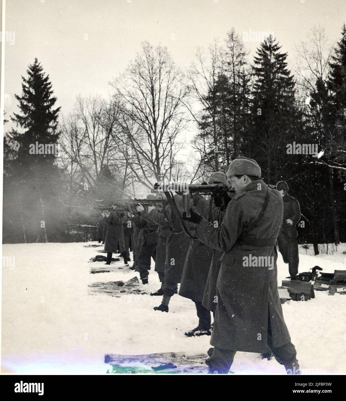 Die Freiwillige Befehlstraining (FBU) führt eine Schießübung mit dem Geschütz m/1945 durch. Die Freiwillige Befehlstraining (FBU) führt eine Schießübung mit dem Geschütz m/1945 durch. Stockfoto