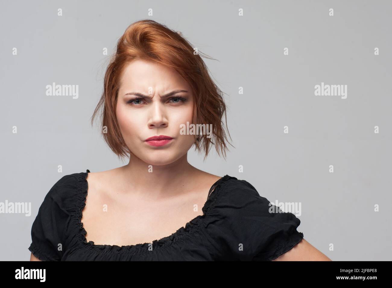 Verdacht beim Ehebruch. Wütende Frau Eifersucht Stockfoto