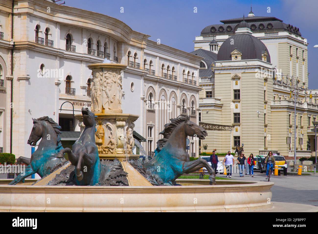 Nord-Mazedonien, Skopje, Museum des mazedonischen Kampfes, Nationaltheater, Brunnen, Stockfoto