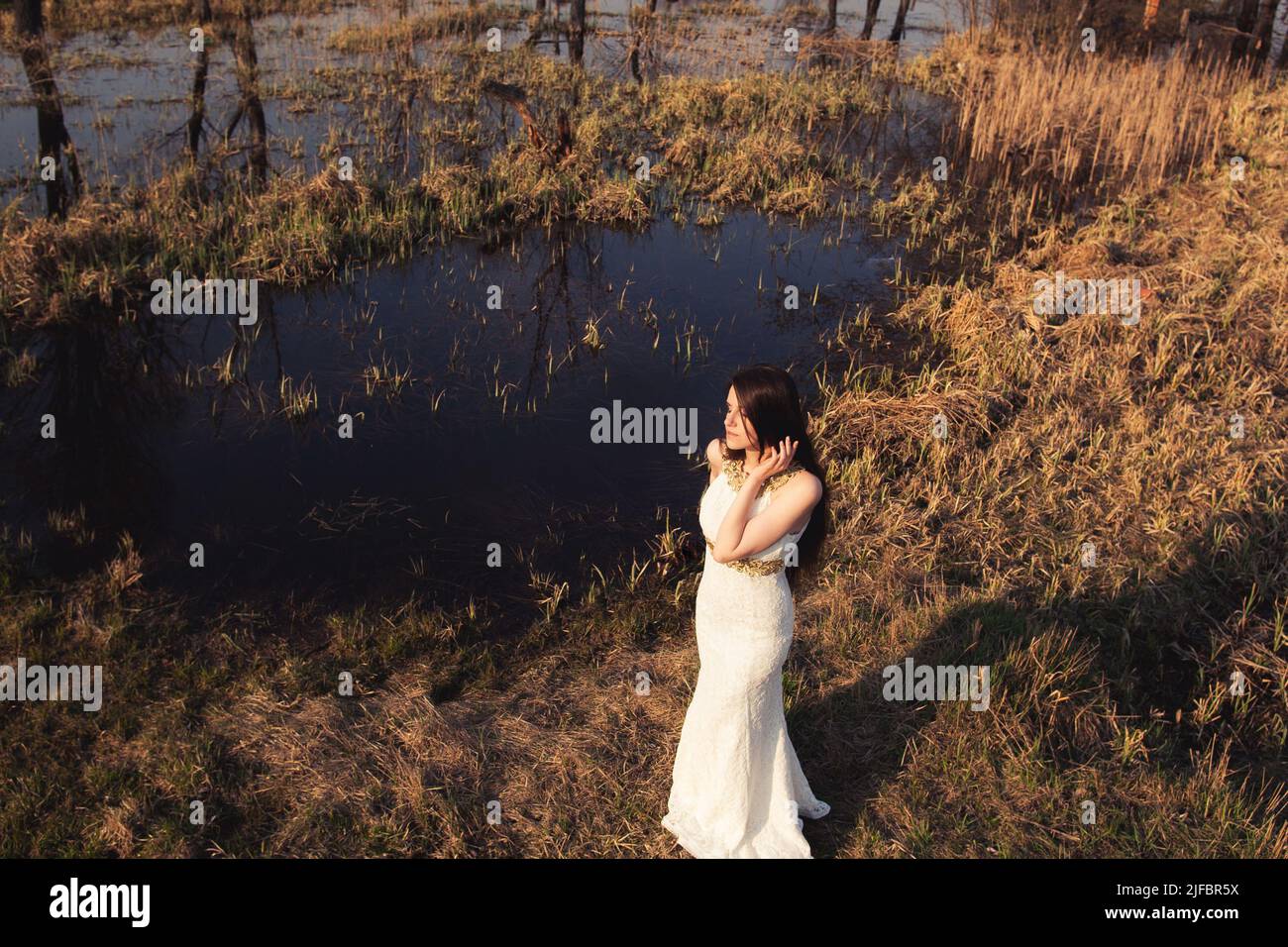 Braut mit langen Haaren und See. Hochzeitsaufnahmen Stockfoto