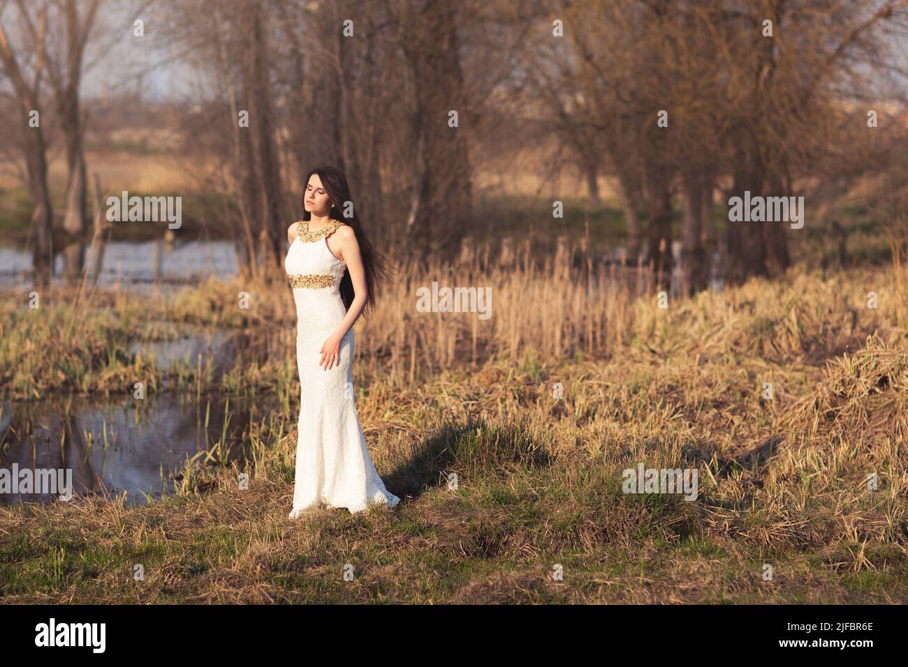 Braut mit langen Haaren und See. Hochzeitsaufnahmen Stockfoto