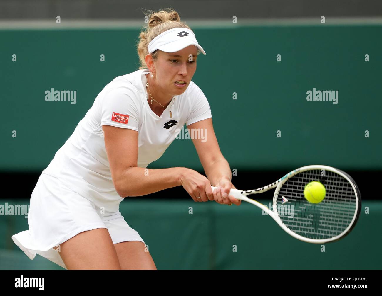 Elise Mertens im Einsatz gegen Angelique Kerber am fünften Tag der Wimbledon Championships 2022 beim All England Lawn Tennis and Croquet Club in Wimbledon. Bilddatum: Freitag, 1. Juli 2022. Stockfoto