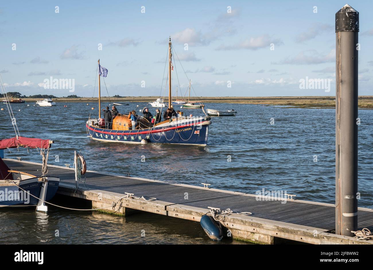 RNLI-Rettungsboot Lucy Lavers kehrt nach einer Vergnügungsreise mit Passagieren an Bord zum Hafen von Wells-next-the-Sea, Norfolk, England zurück. Stockfoto RNLI-Rettungsboot Lucy Lavers kehrt nach einer Vergnügungsreise mit Passagieren an Bord zum Hafen von Wells-next-the-Sea, Norfolk, England zurück. Stockfoto