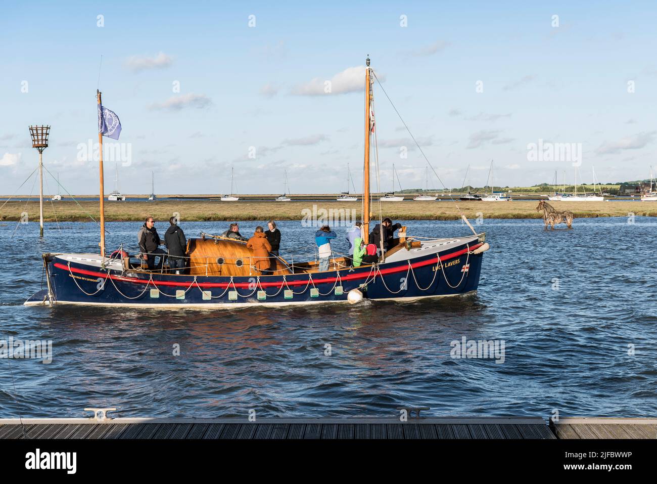 RNLI-Rettungsboot Lucy Lavers kehrt nach einer Vergnügungsreise mit Passagieren an Bord zum Hafen von Wells-next-the-Sea, Norfolk, England zurück. Stockfoto RNLI-Rettungsboot Lucy Lavers kehrt nach einer Vergnügungsreise mit Passagieren an Bord zum Hafen von Wells-next-the-Sea, Norfolk, England zurück. Stockfoto