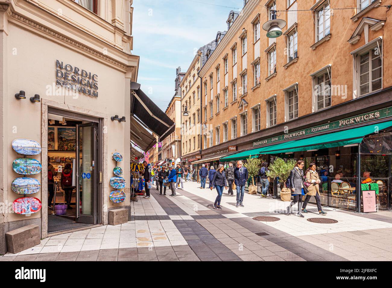 Die verkehrsreiche Fußgängerzone Drottninggatan in Stockholm, Schweden Stockfoto