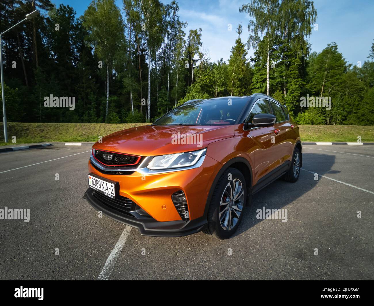 Minsk, Weißrussland - 2022. Juni: Orange Geely Coolray Auto. Stockfoto