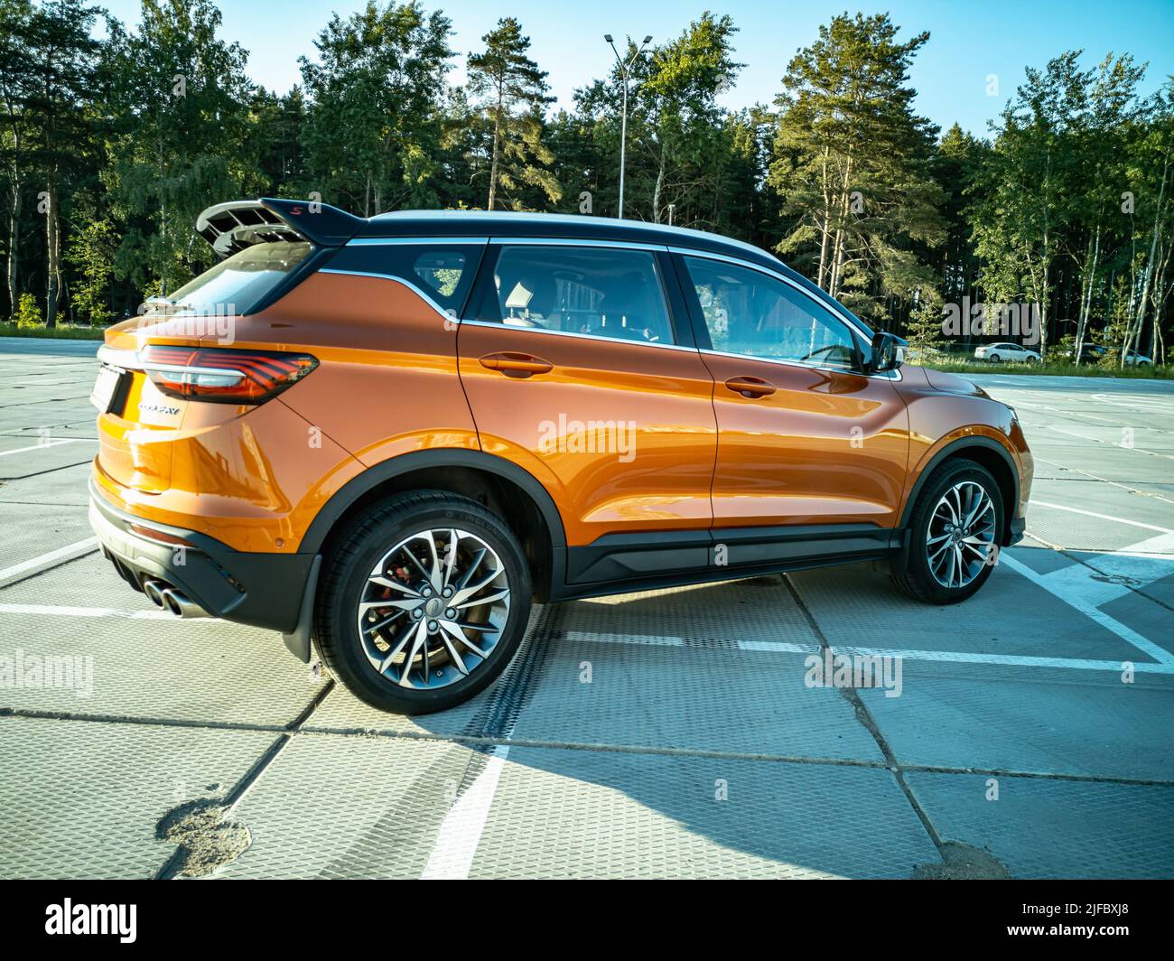 Minsk, Weißrussland - 2022. Juni: Orange Geely Coolray Auto. Stockfoto