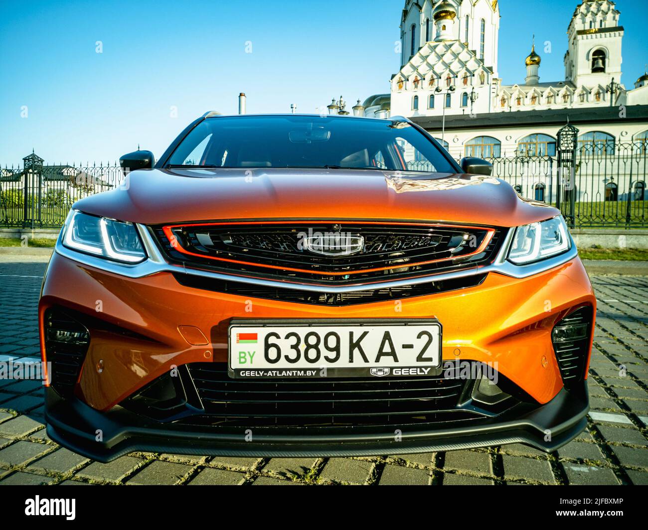 Minsk, Weißrussland - 2022. Juni: Orange Geely Coolray Auto. Stockfoto