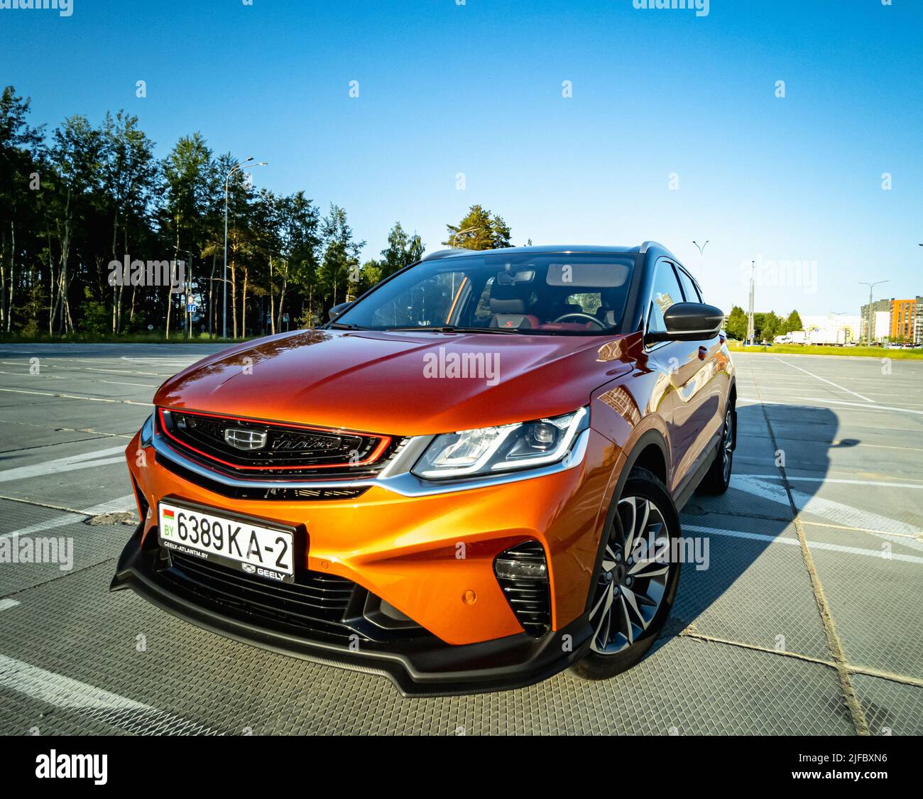 Minsk, Weißrussland - 2022. Juni: Orange Geely Coolray Auto. Stockfoto