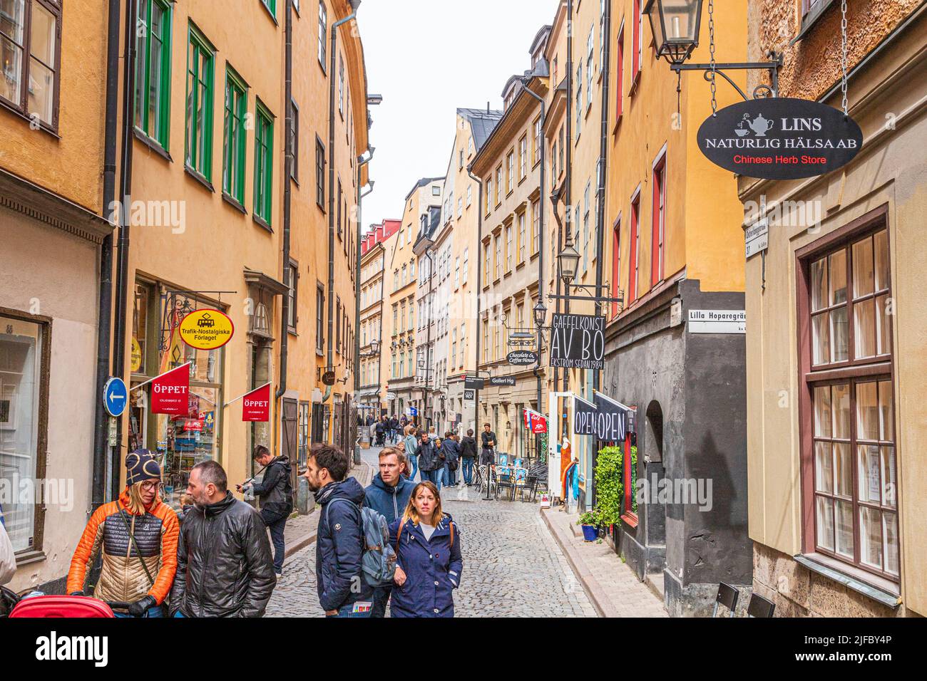 Shopper und Touristen in Österlånggatan in Gamla Stan (der Altstadt) in Stockholm, Schweden Stockfoto