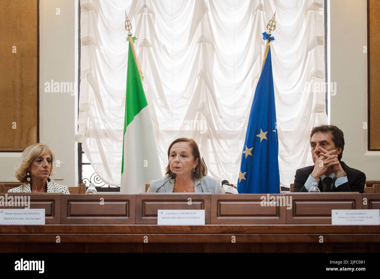 Catanzaro, Italien. 01.. Juli 2022. Minister Lamorgese (C) hat die Antwort vor Journalisten gesehen. Die Innenministerin, Luciana Lamorgese, unterzeichnet mit der Region Kalabrien die Vereinbarung für die NUE112, die einheitliche europäische Notrufnummer 112, um im Notfall im Hauptquartier der Präfektur in Catanzaro einzuwählen. Kredit: SOPA Images Limited/Alamy Live Nachrichten Stockfoto