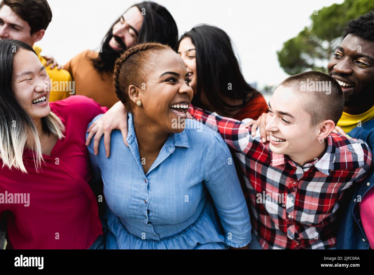 Junge multirassische Freunde haben Spaß zusammen in der Stadt hängen - Freundschaft und Vielfalt Konzept Stockfoto