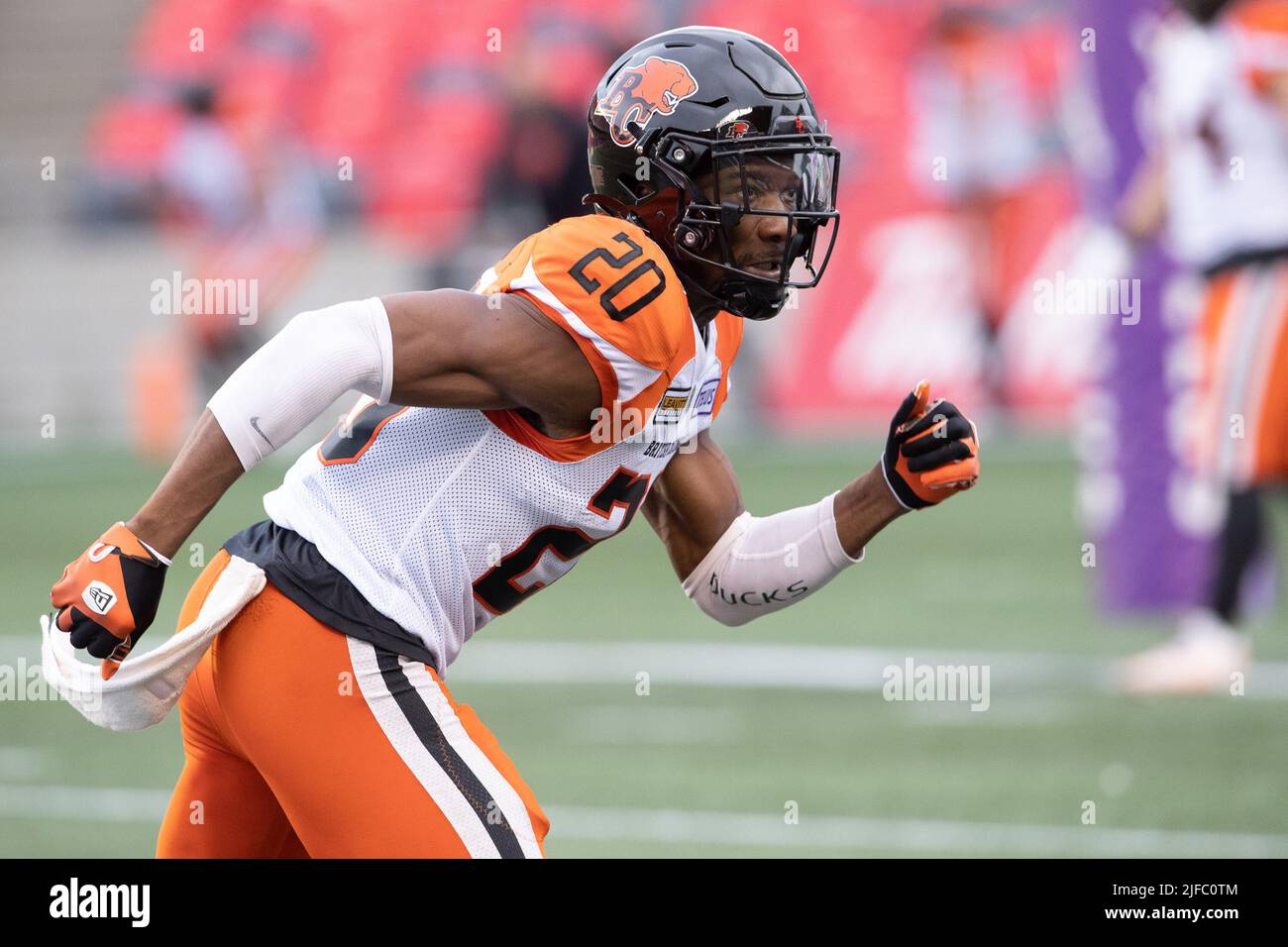 Ottawa, Kanada. 30.. Juni 2022. Der BC Lions-Linebacker Boseko Lokombo (20) wärmt sich vor dem CFL-Spiel zwischen BC Lions und Ottawa Redblacks im TD Place Stadium in Ottawa, Kanada, auf. Daniel Lea/CSM/Alamy Live News Stockfoto