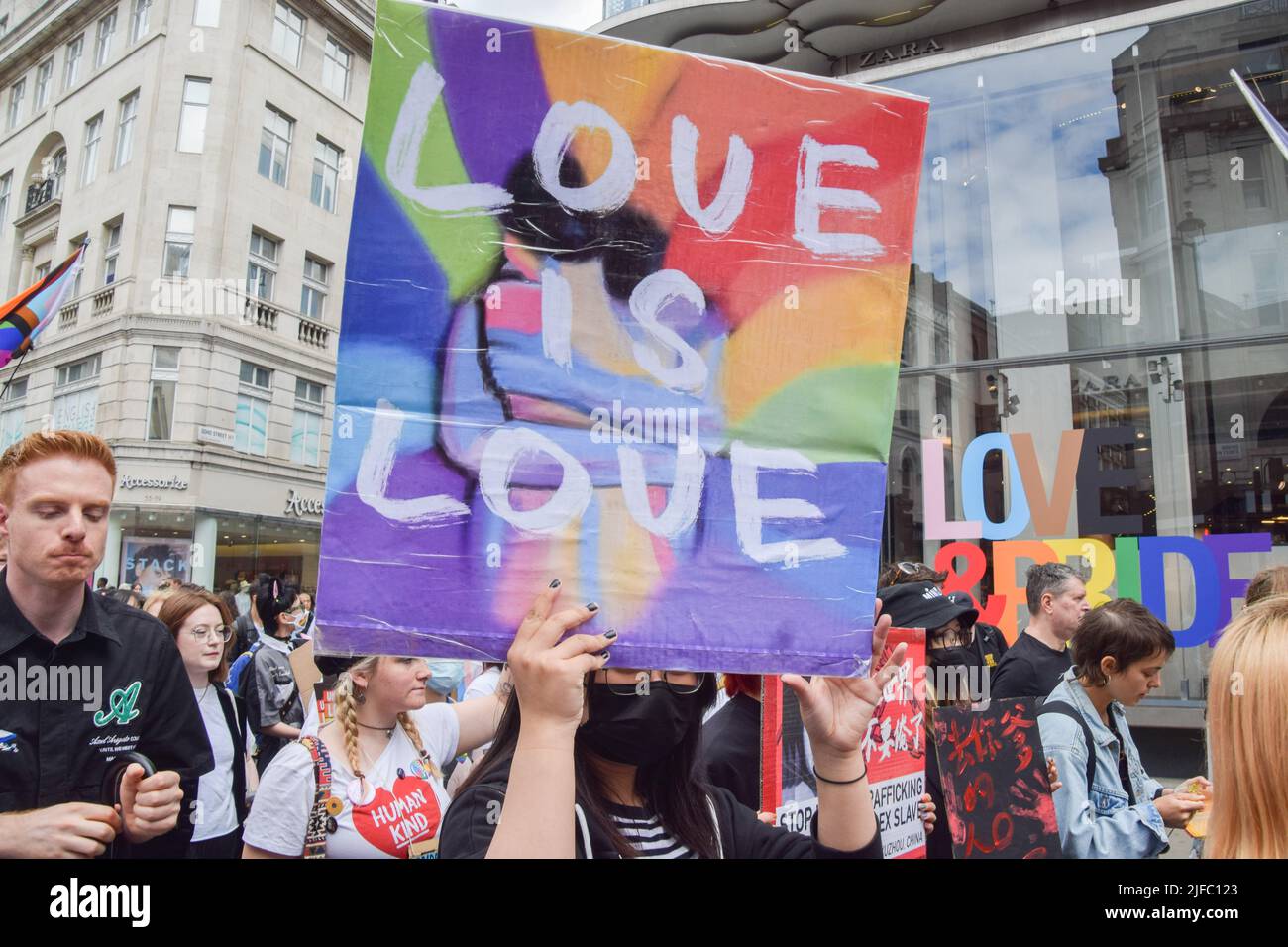 London, England, Großbritannien. 1.. Juli 2022. Demonstranten marschieren in der Oxford Street. Hunderte von Menschen marschierten zum 50.. Jahrestag der ersten Pride durch das Zentrum Londons, vor dem London Pride 2022, der am 2.. Juli stattfindet. (Bild: © Vuk Valcic/ZUMA Press Wire) Bild: ZUMA Press, Inc./Alamy Live News Stockfoto