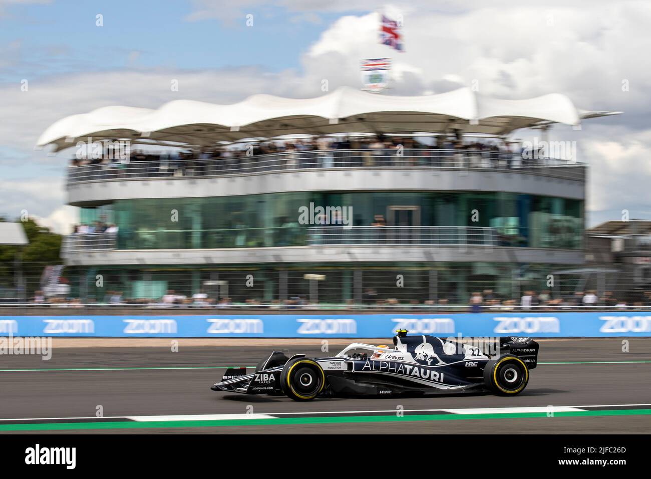 Silverstone, Großbritannien. 01.. Juli 2022. 1.. Juli 2022, Silverstone Circuit, Silverstone, Northamptonshire, England: Großer Preis von Großbritannien F1, freier Trainingstag: Der Scuderia Alpha Tauri-Fahrer Yuki Tsunoda beschleunigt mit seinem AlphaTauri-RBPT AT03 am BRDC Clubhaus vorbei Credit: Action Plus Sports Images/Alamy Live News Stockfoto