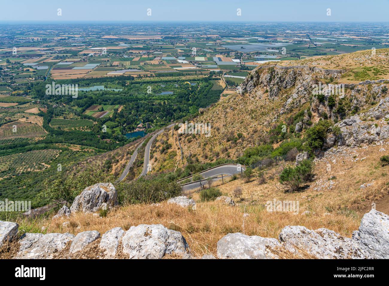 Panoramablick von der antiken Stadt Norba, mit dem Garten von Ninfa. Provinz Latina, Latium, Italien Stockfoto