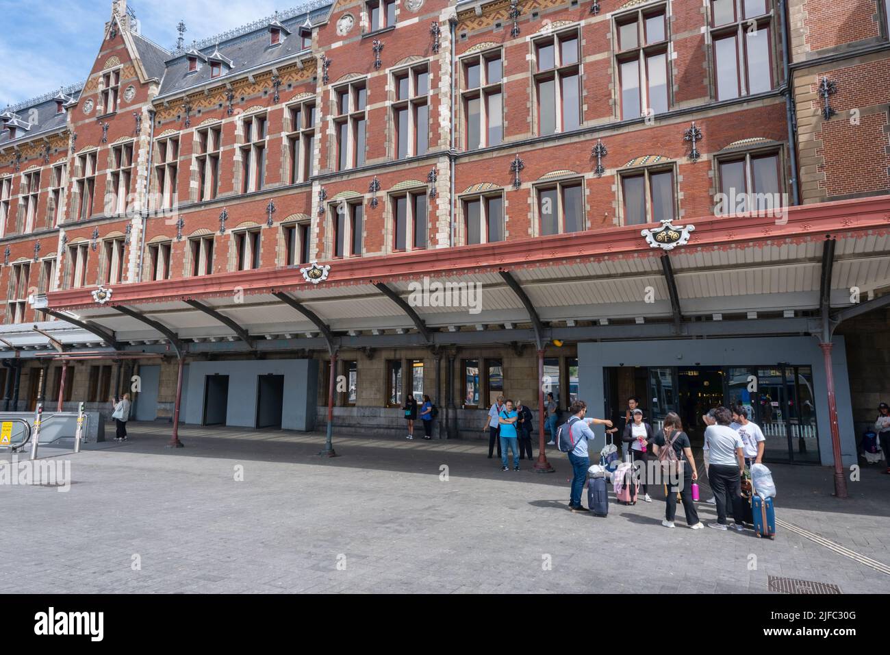 Amsterdam, Niederlande - 21. Juni 2022: Blick auf den Hauptbahnhof in Amsterdam Stockfoto