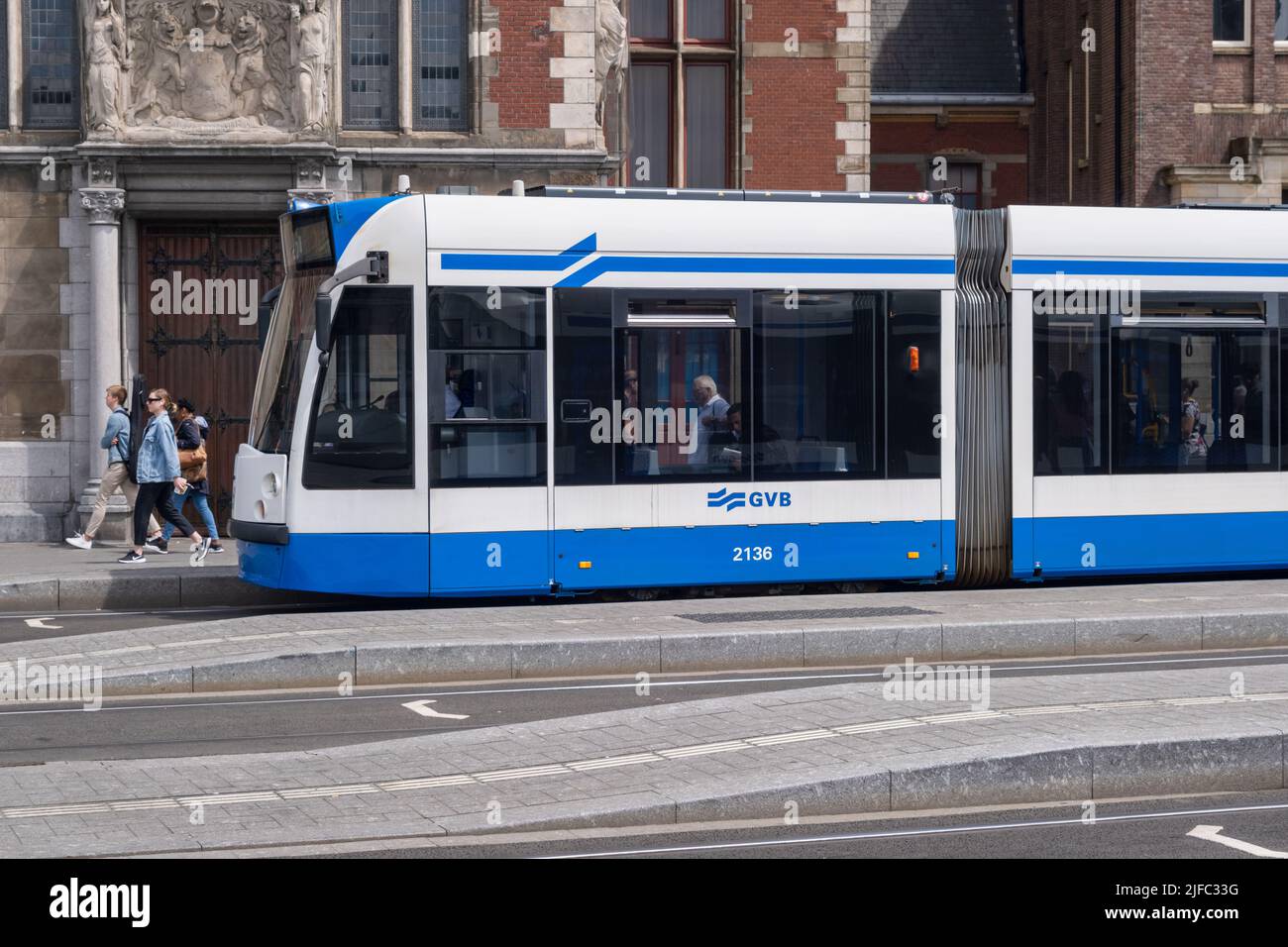 Amsterdam, Niederlande - 21. Juni 2022: GVB-Straßenbahn am Centraal Station Platz Stockfoto