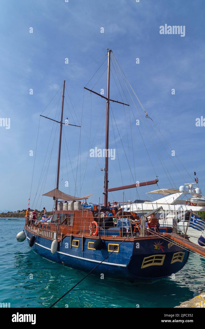 Athen, Griechenland: 06. Mai 2022 - Altes Segelboot für Touristen im Hafen von Pireas Stockfoto
