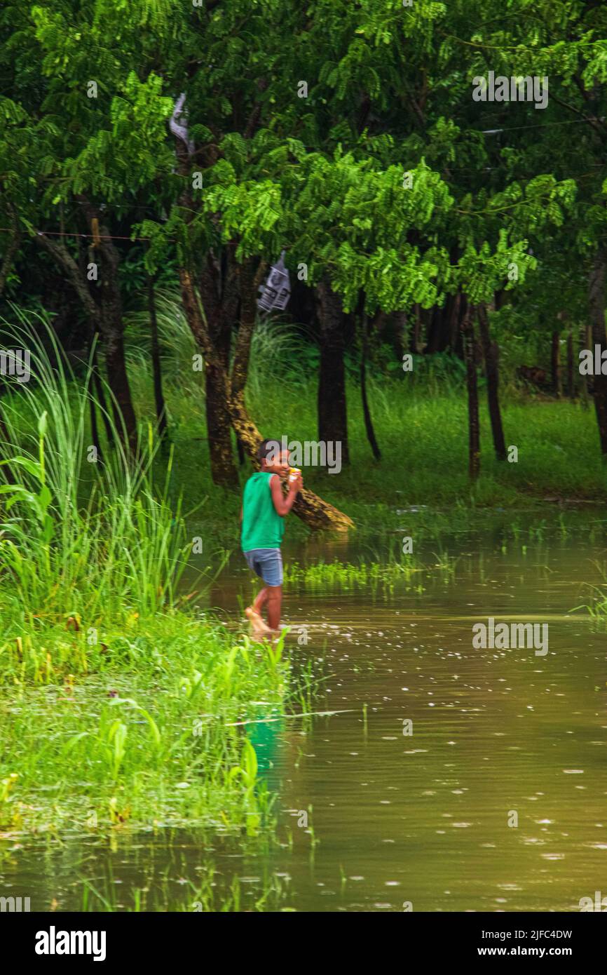 Das Hochwasser wird das Inselgebiet des Zajira-Flussufers beeinträchtigen. Dieses Bild wurde am 2022-06-18 aus Zajira, Bangladesch, Südasien, aufgenommen Stockfoto