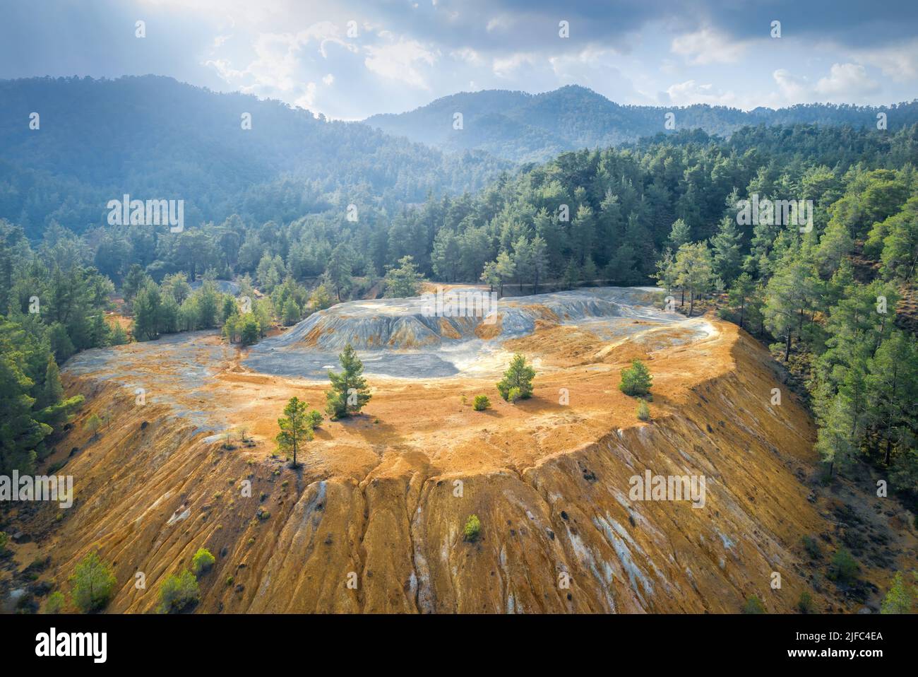 Wiederherstellung des verlassenen Minenstandorts. Kiefern, die über Kupfer- und Goldminenrückständen im Paphos-Wald, Zypern, wachsen Stockfoto