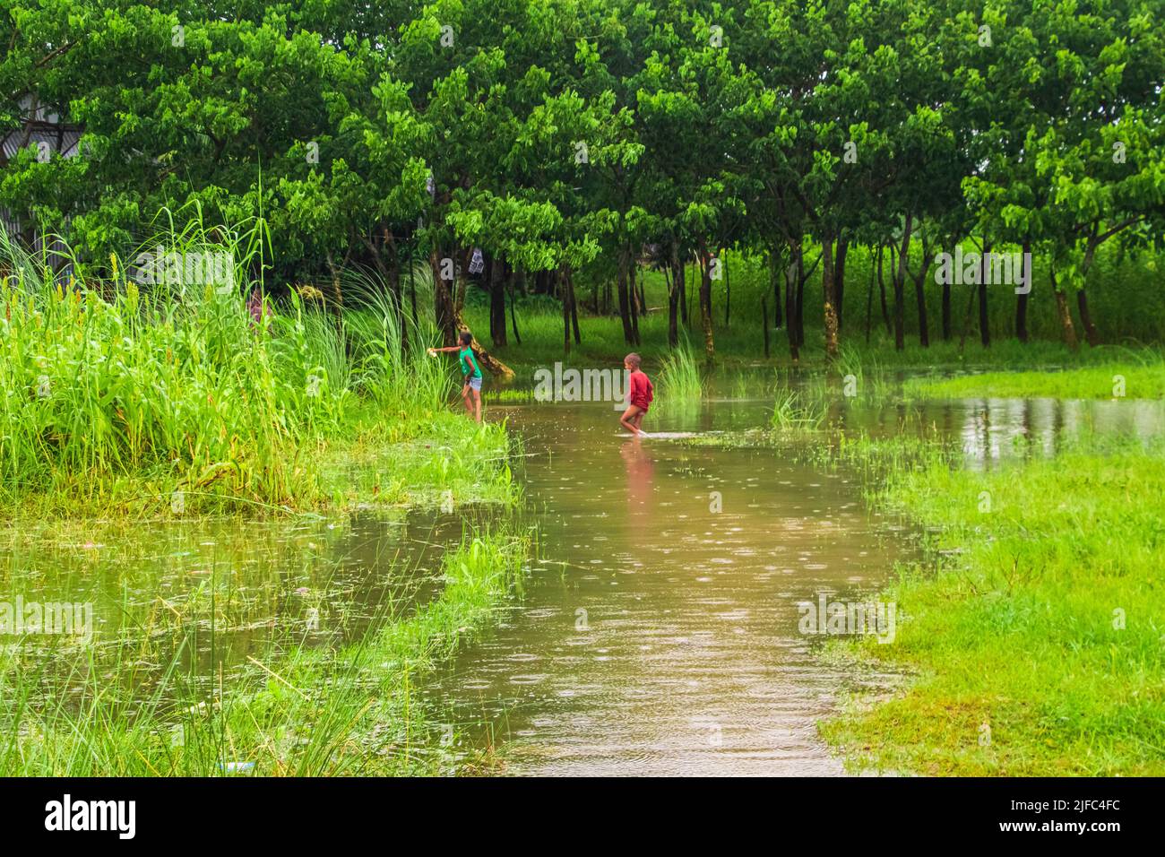 Das Hochwasser wird das Inselgebiet des Zajira-Flussufers beeinträchtigen. Dieses Bild wurde am 2022-06-18 aus Zajira, Bangladesch, Südasien, aufgenommen Stockfoto