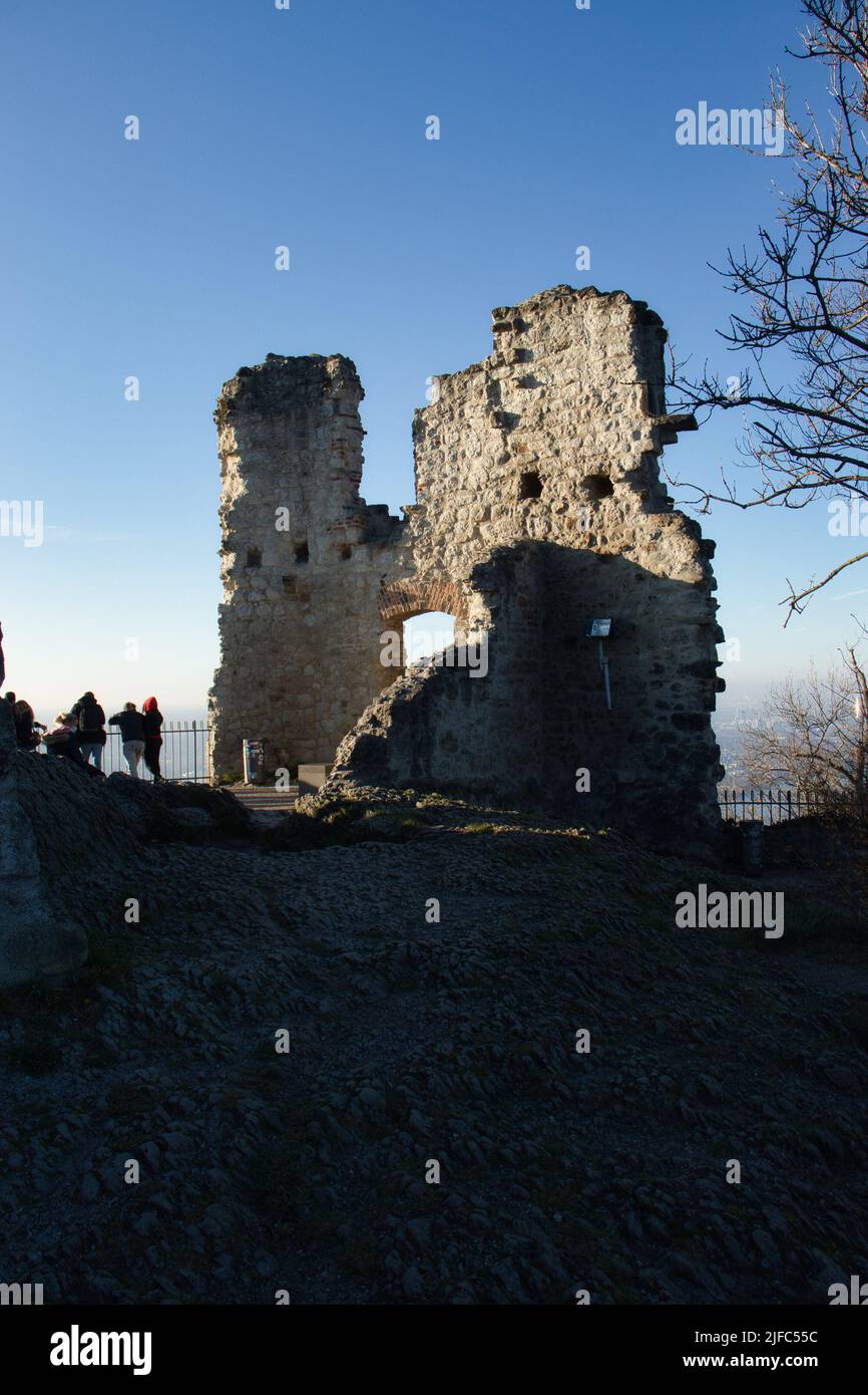 Königswinter, Deutschland - 28. November 2020: Mauer in der Burgruine Drachenfels mit Menschen, die an einem Zaun mit Blick auf den Rhein stehen. Stockfoto